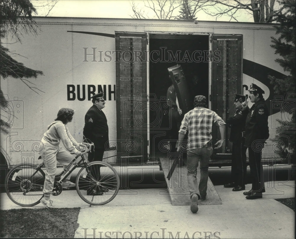 1983 IRS agents load seized possessions from Tony Peter&#39;s home - Historic Images