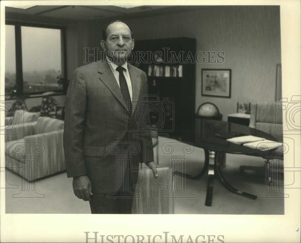 1983 Press Photo James R. Peterson, President of Parker Pen Co., Wisconsin - Historic Images