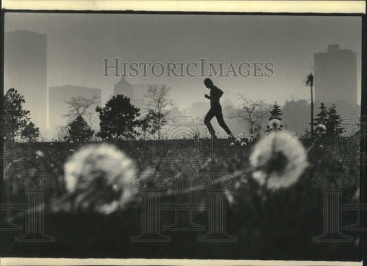 1985 Jogger worked out at the lakefront in Milwaukee-Historic Images