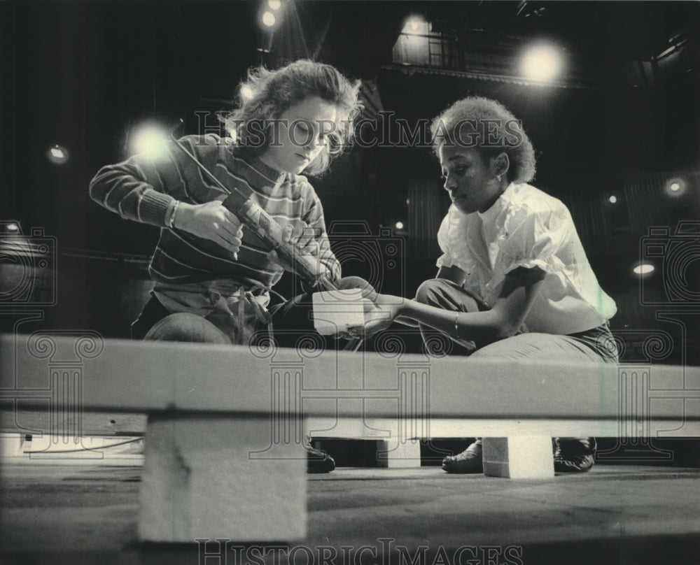 1985 Press Photo Kathryn Posin&#39;s students prep floor for dancers at UWM - Historic Images