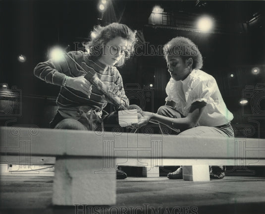 1985 Press Photo Kathryn Posin's students prep floor for dancers at UWM - Historic Images