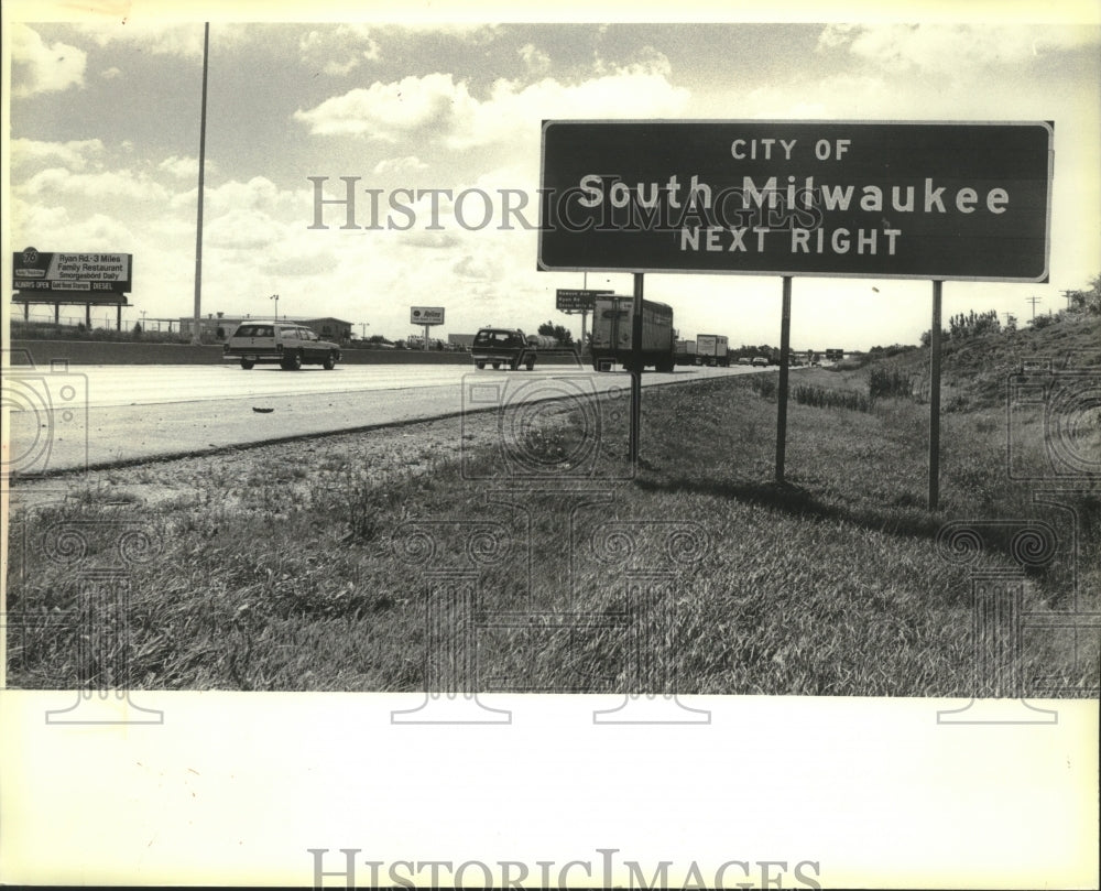 1979 Press Photo South Milwaukee, Wisconsin now have North-South Freeway signs - Historic Images