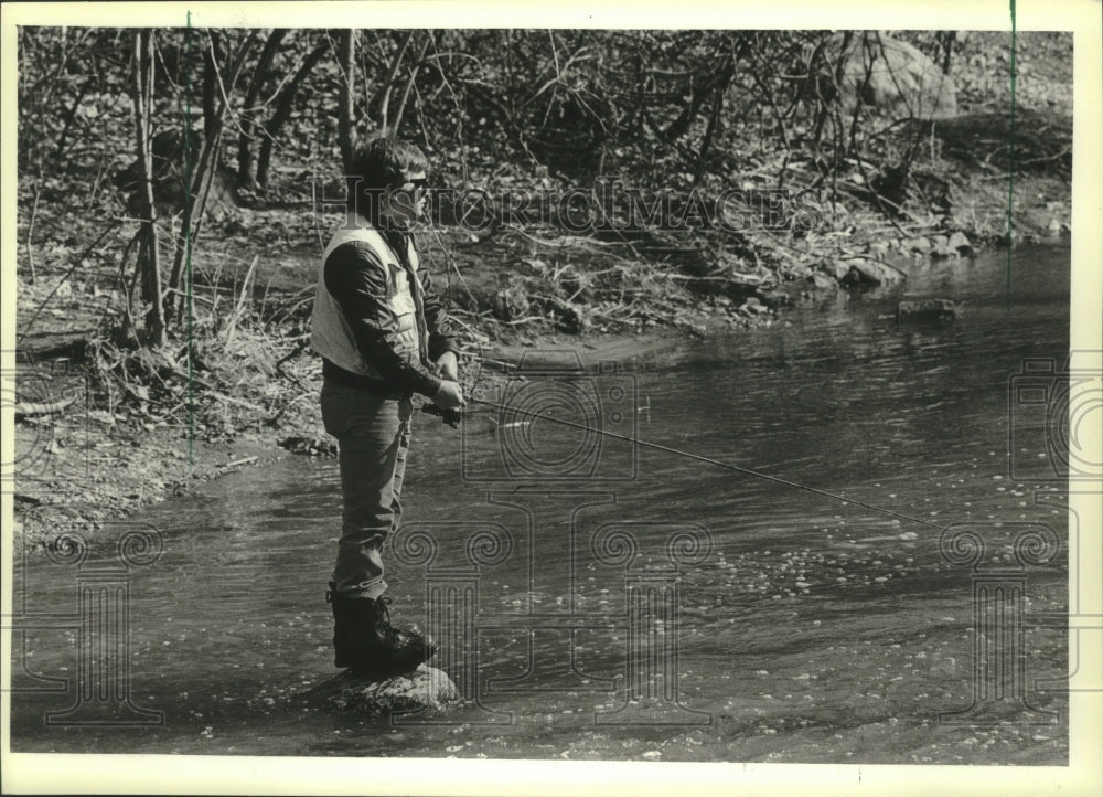 1984 Press Photo Dave Small of Brookfield fishes in the Oak Creek stream - Historic Images