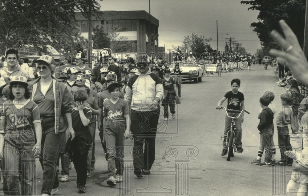 1985 Press Photo A Little League parade in South Milwaukee on opening day - Historic Images