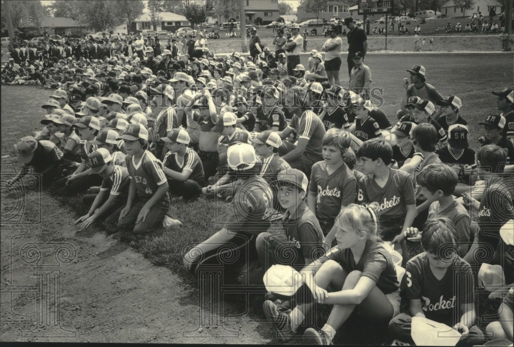 1985 Press Photo Teams gather in Little League Park South Milwaukee after parade - Historic Images