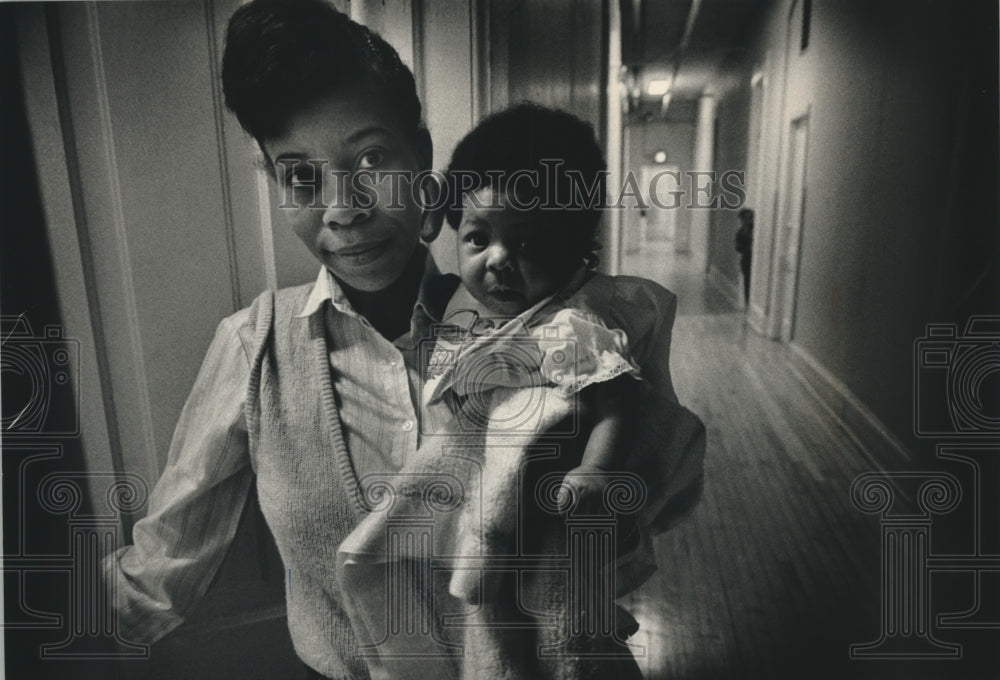 1988 Press Photo Jenise Holmes and daughter at Family Crisis Center Milwaukee - Historic Images