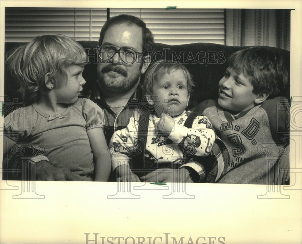 1987 Press Photo Mark Kotajarvi former hostage with his children - mjb82345 - Historic Images