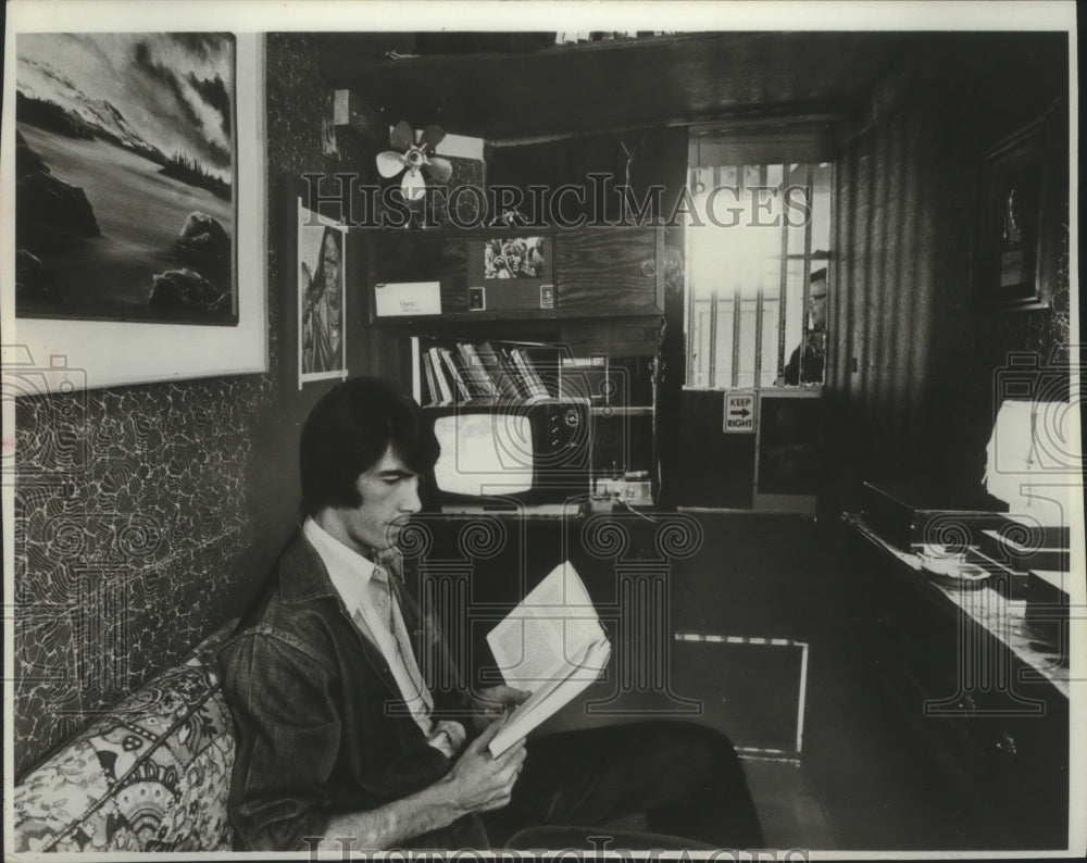 1977 Press Photo Convict-artist Marty Hill in his San Quentin prison cell - Historic Images