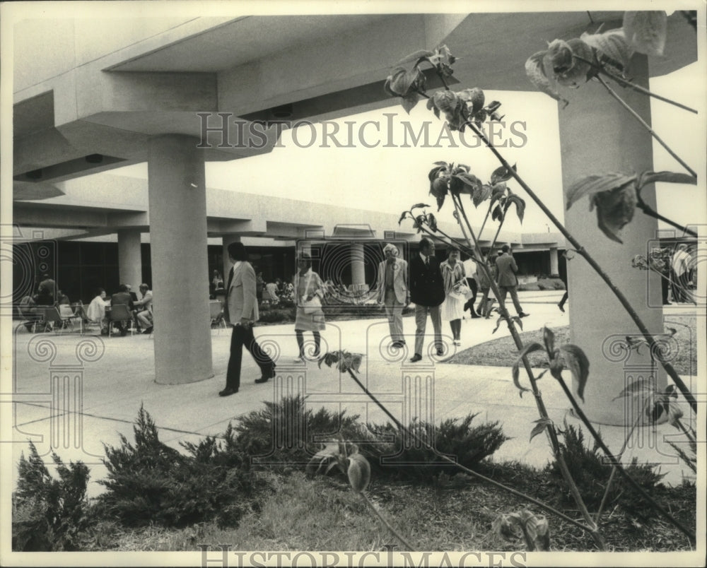 1976 Press Photo Guest visit ne James V. Bennett Federal Prison in Butner, NC - Historic Images