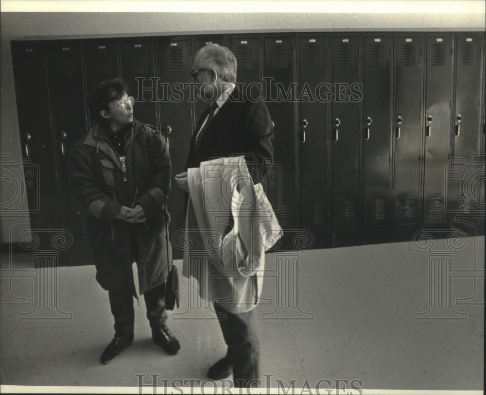 1993 Press Photo Northern Ozaukee Superintendent Frank Parsons with N. Norelli - Historic Images