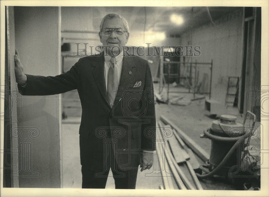 1985 Press Photo Sam Pasch of Polachech's Inc.,Rebuilding after fire - mjb82373 - Historic Images