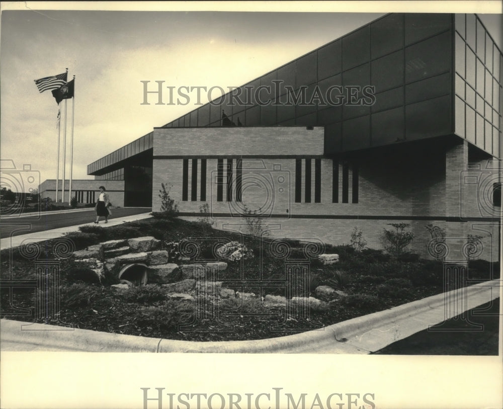 1985 Press Photo Perry Printing Company Headquarters Waterloo - mjb82442 - Historic Images