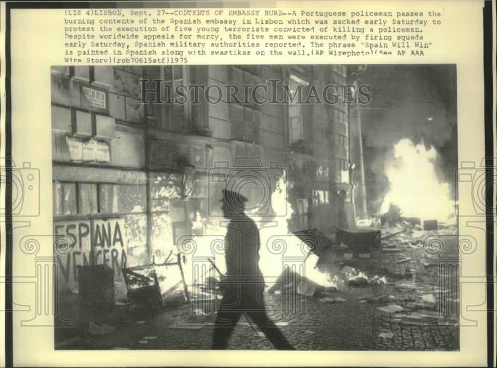 1975 Press Photo Portuguese Policeman Passes by Burning Lisbon Embassy - Historic Images