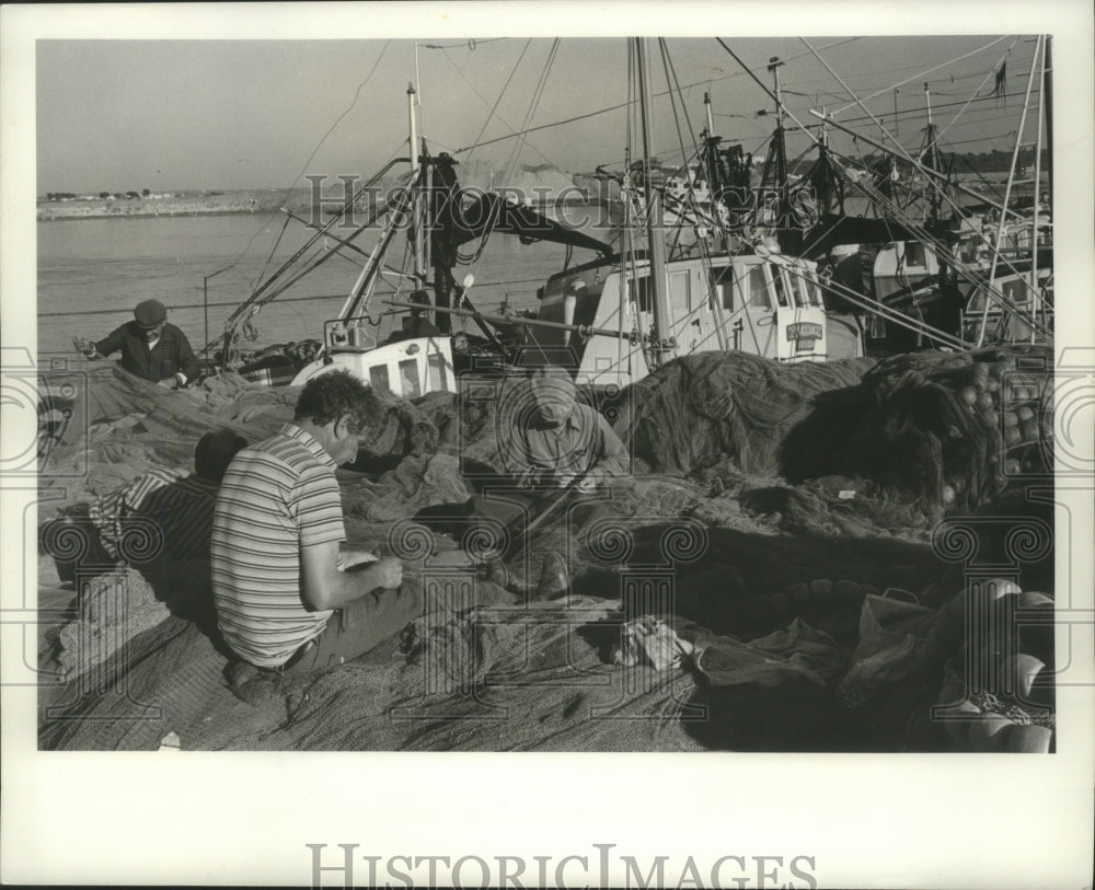 1980 Press Photo Portuguese Fisherman Mend their Nets, Algarve - mjb82529-Historic Images