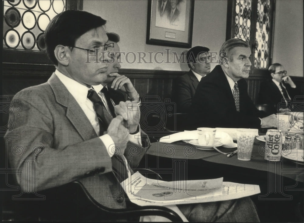 1989 A photo of Jack Pelisek and others in a meeting. - Historic Images