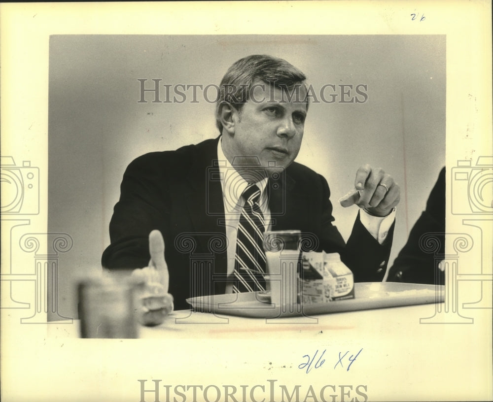 1980 UWM Chancellor Frank Horton eats breakfast during meeting - Historic Images