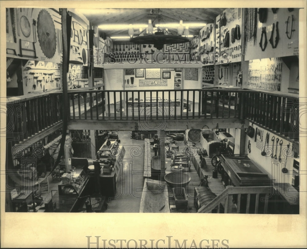 1985 Press Photo Tools of pioneer life displayed at the Museum of Appalachia - Historic Images