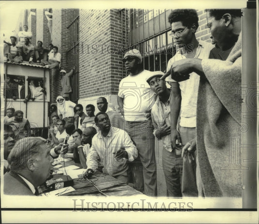 1971 Press Photo An inmate shouts at Russell G. Oswald saying he should be kept.-Historic Images