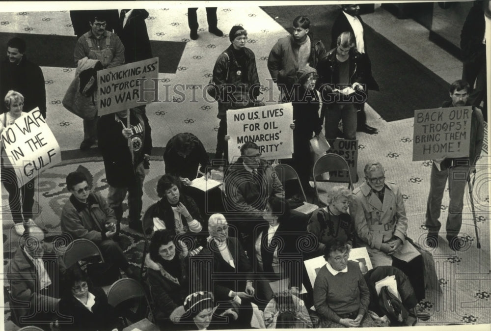 1991 Press Photo Jobs with Peace protesters at Milwaukee City Hall Rotunda - Historic Images