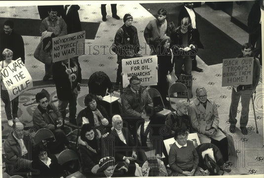 1991 Press Photo Jobs with Peace protesters at Milwaukee City Hall Rotunda - Historic Images