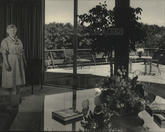 1986 Marian, wife of John Joanis, inside her home in Wisconsin - Historic Images