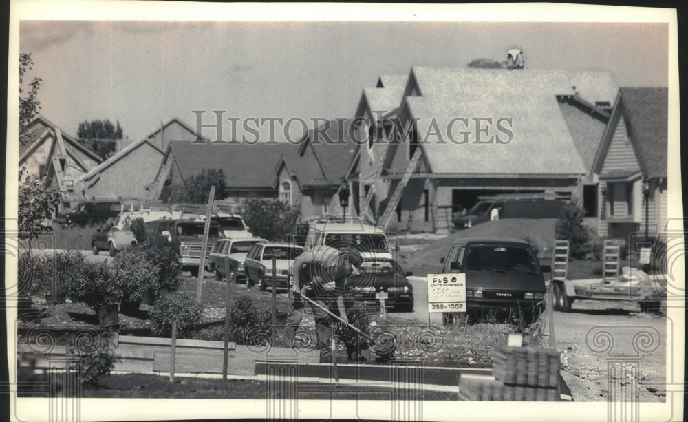 1994 Press Photo Landscapers work on Deer Haven subdivision, Pewaukee, Wisconsin - Historic Images