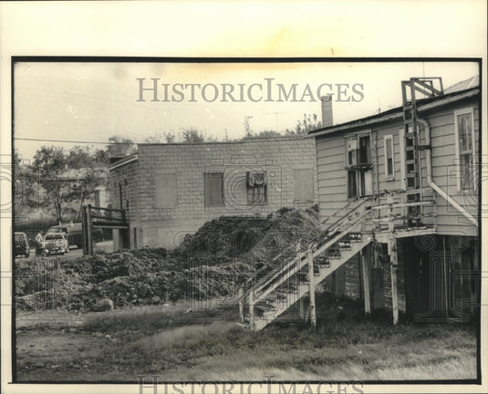 1992 Press Photo Topsoil is dumped near Pewaukee Beach in Wisconsin - mjb82735 - Historic Images