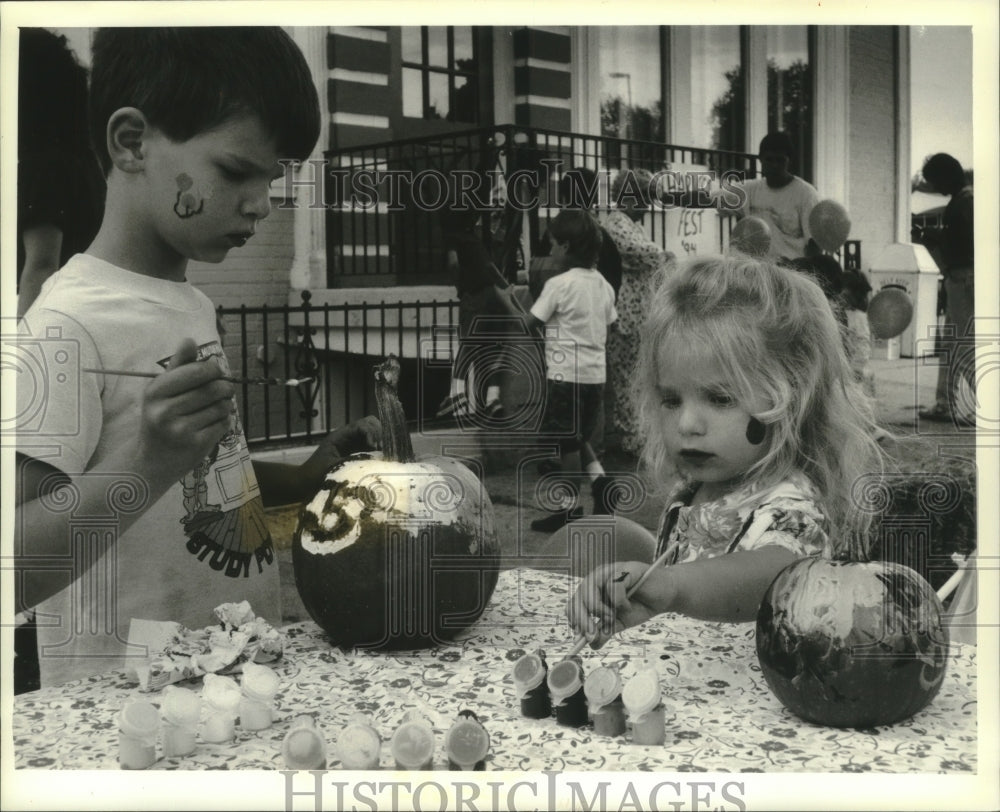 1994 Press Photo Pewaukee Harvest Fest, Stevie and Melissa Schlachter, painting - Historic Images