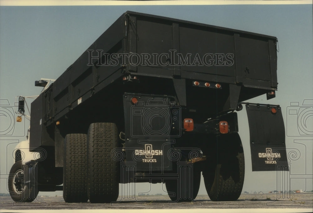 1994 Press Photo Oshkosh Truck Corp., with ALL STEER, reduces turning radius - Historic Images
