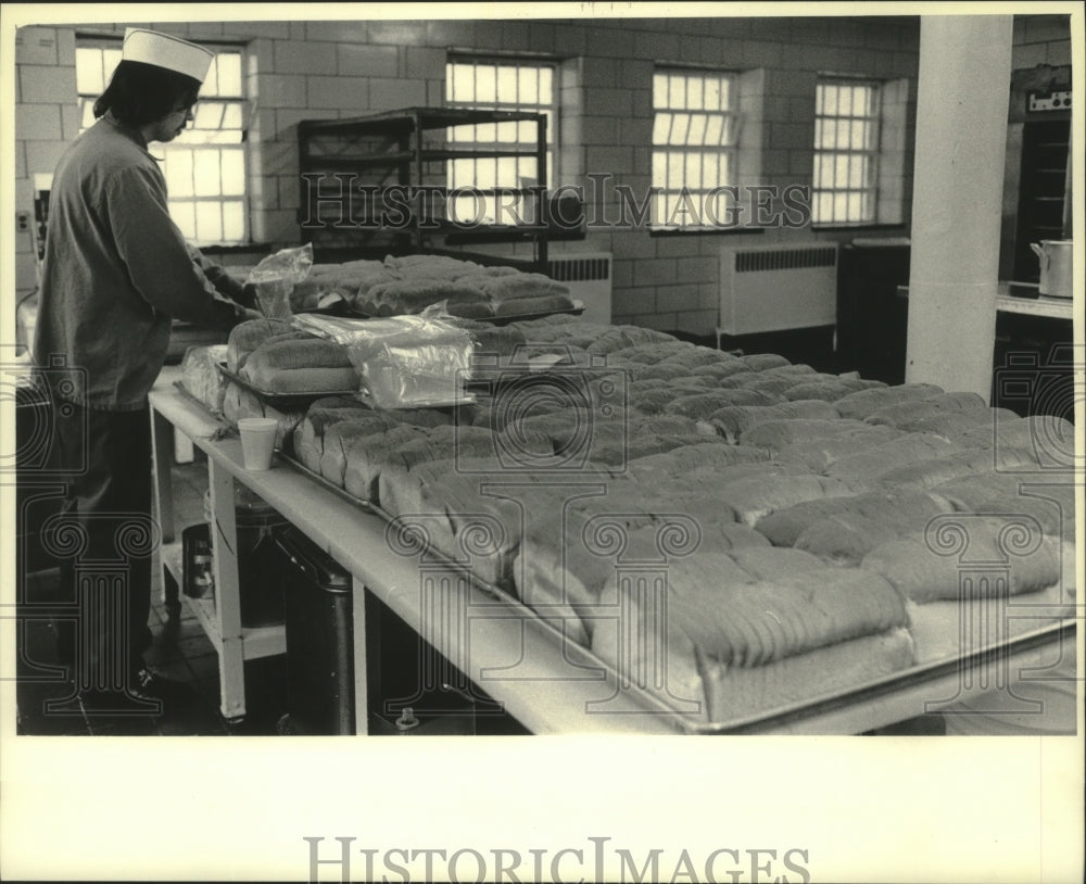 1984 Press Photo Milwaukee County House of Correction inmate bags baked bread - Historic Images