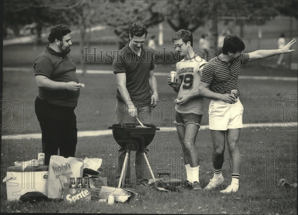 1984 Press Photo Visitors celebrate at a picnic at the South Shore Park - Historic Images