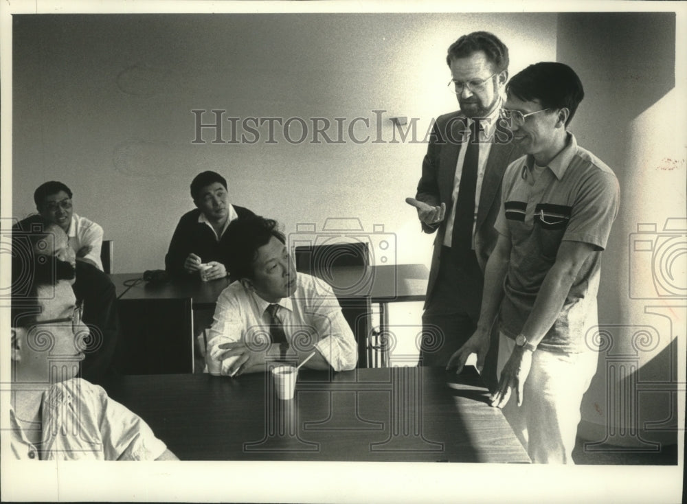 1992 Press Photo Lee J. McConaghy talks to Chinese businessmen - mjb82859 - Historic Images