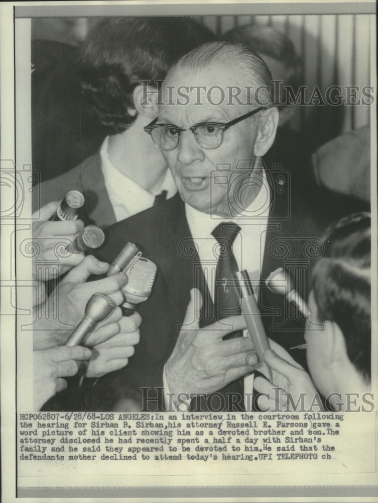 1968 Press Photo Attorney Russel E. Parsons talking to press in courtroom - Historic Images
