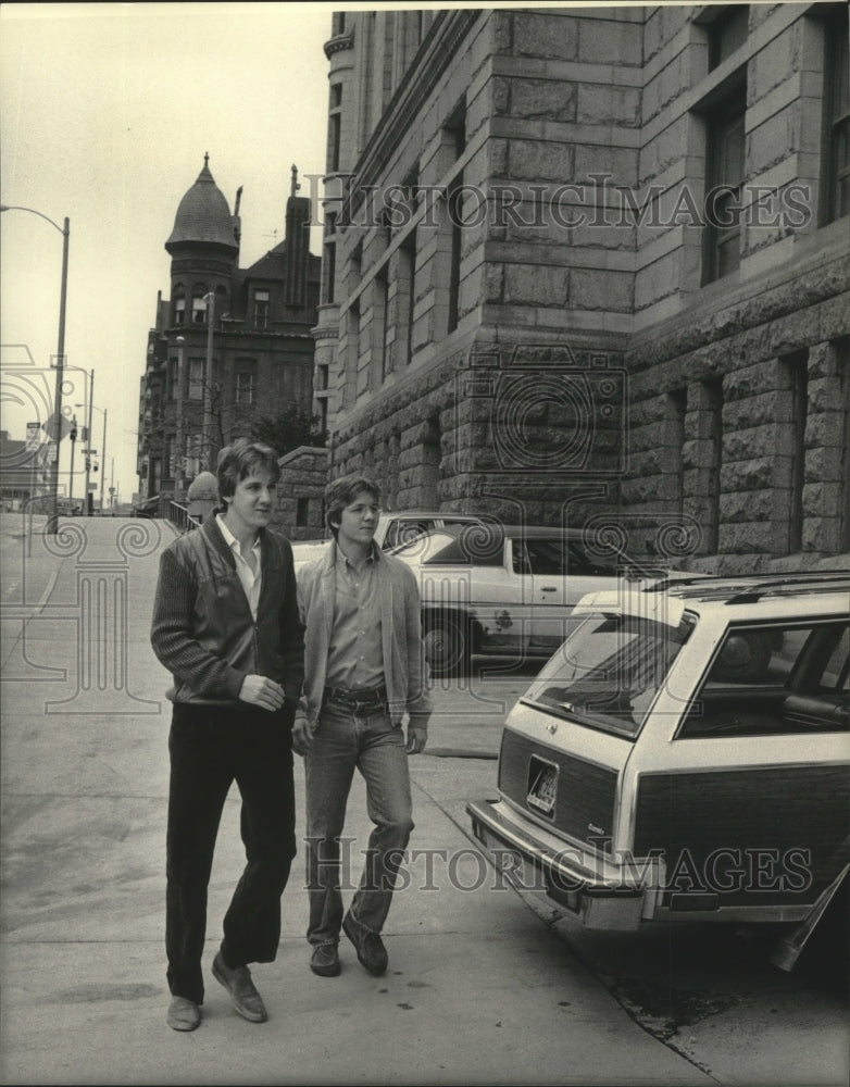 1984 Press Photo Tony and Harry Peters, Milwaukee, drug charges - mjb82968 - Historic Images
