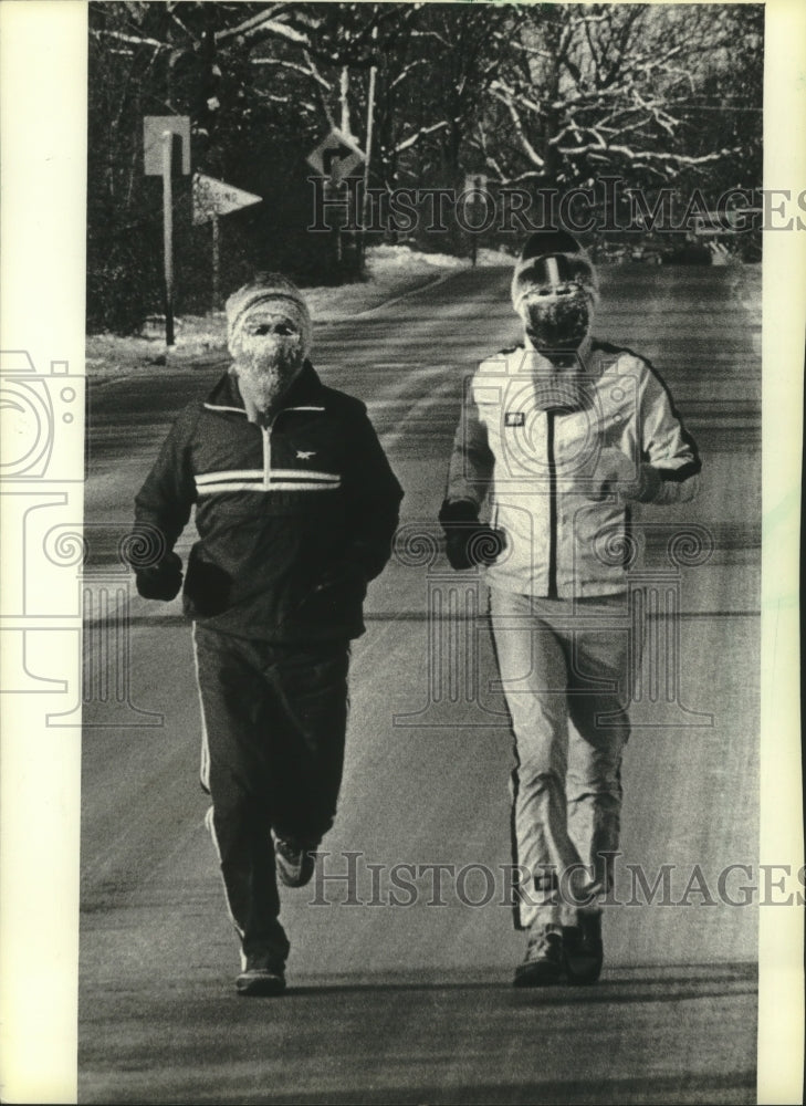 1983 Press Photo Donald Ayer, William Powers jogging in Waukesha in bitter cold - Historic Images