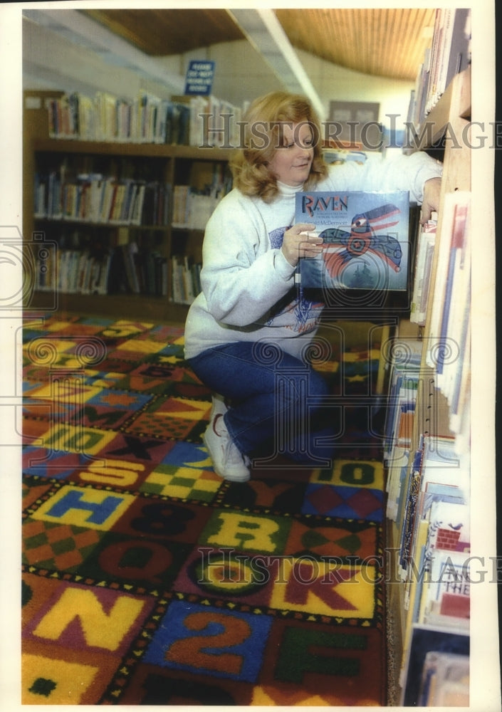 1994 Press Photo Page Whiteley restocks books at the local library in Milwaukee - Historic Images