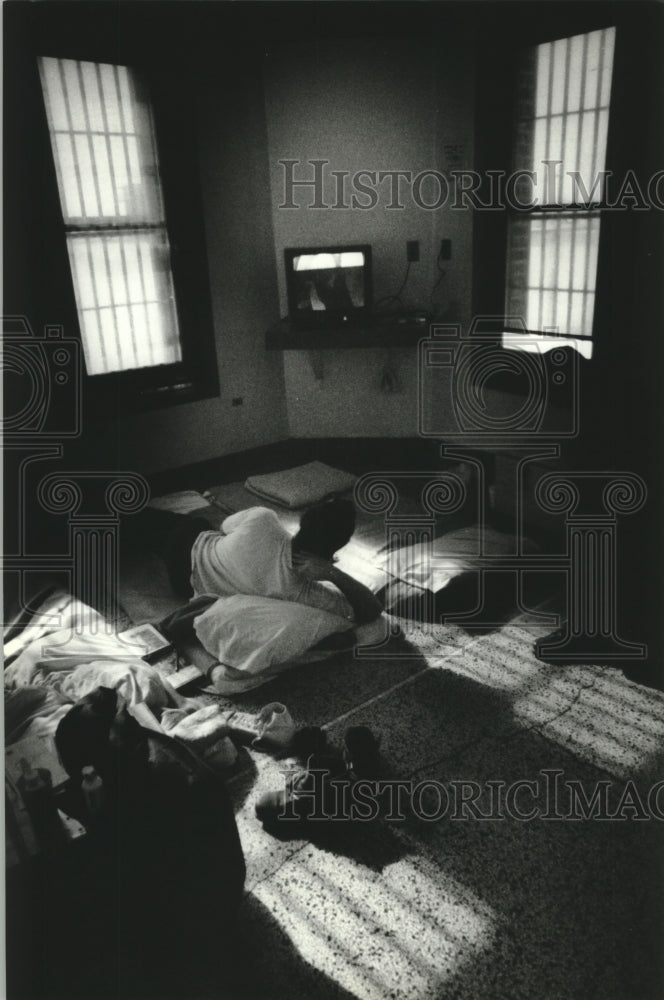 1994 Press Photo Inmates Sleep on the Floor in Overcrowded Wisconsin Prisons - Historic Images