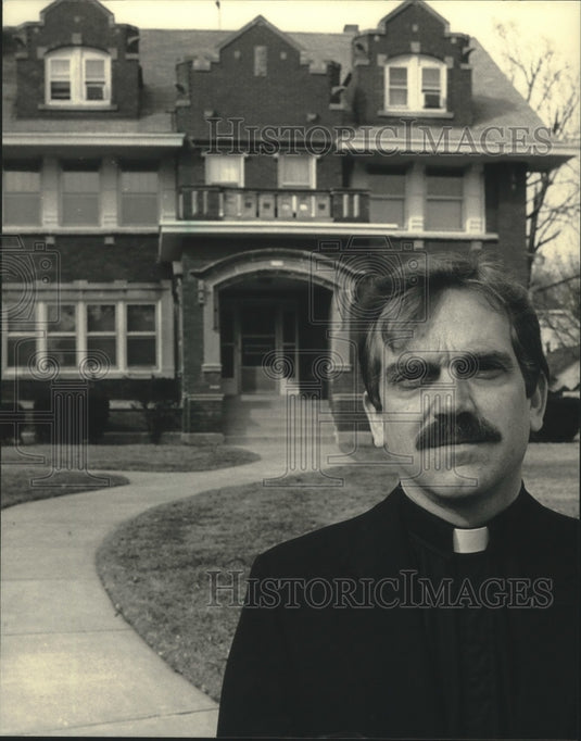 1987 Press Photo Father Paul Portland, vicar, Salvatorians, Milwaukee, Wisconsin - Historic Images