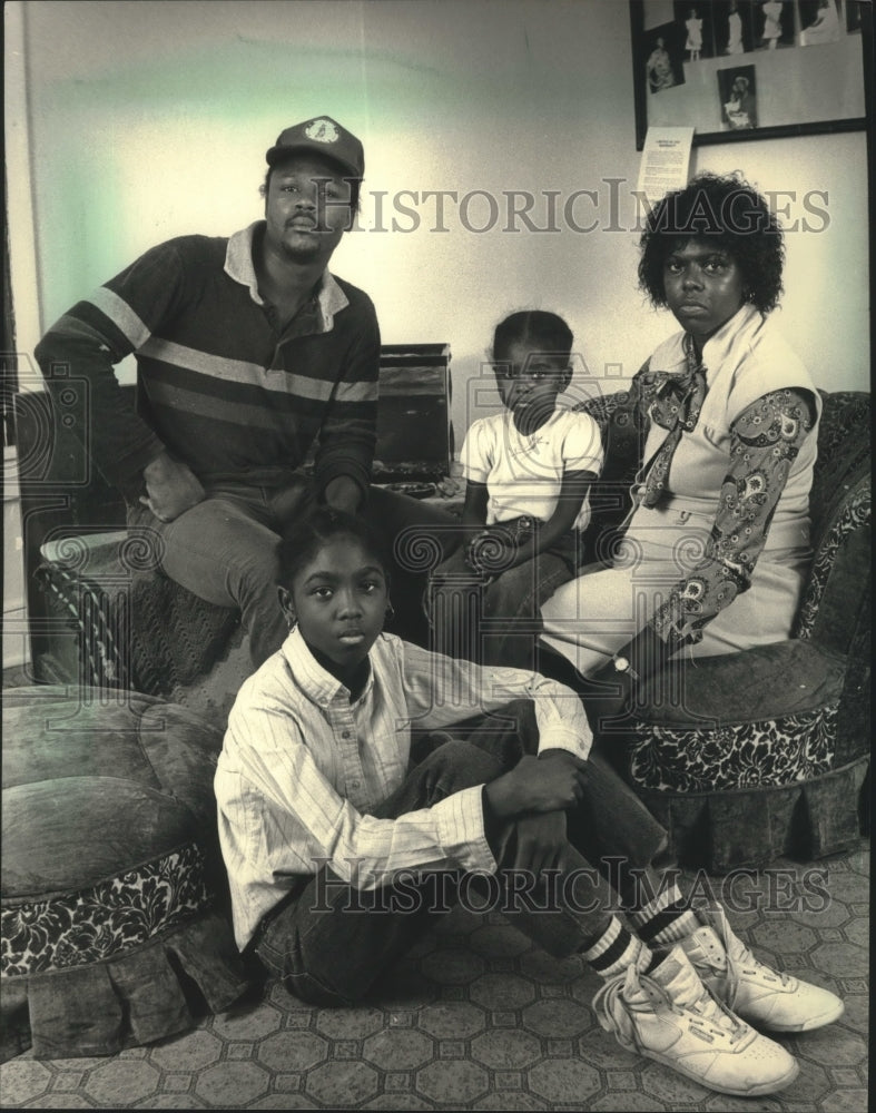 1987 Polly Washington (R) & family in North Side,Milwaukee apartment - Historic Images
