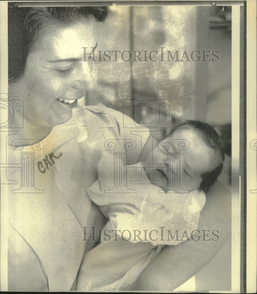 1976 Press Photo Son born to pilot Frederick Pouy &amp; wife Victoria held by nurse - Historic Images