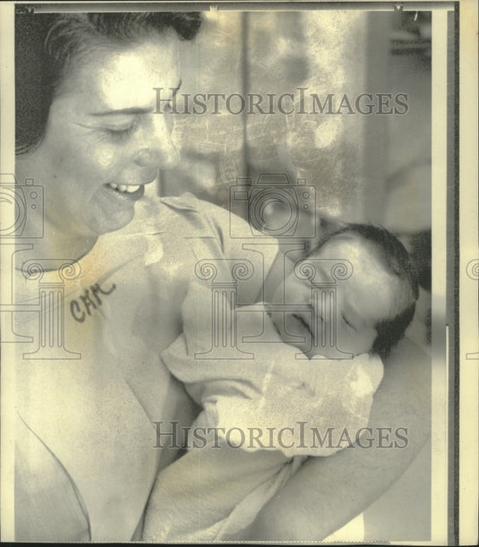 1976 Press Photo Son born to pilot Frederick Pouy & wife Victoria held by nurse - Historic Images