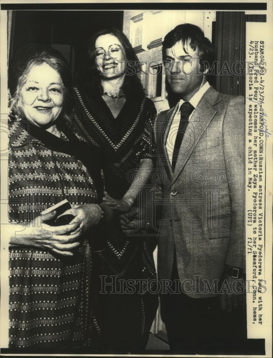 1976 Press Photo Russian actress Victoria Fyodorova Pouy with mother & husband - Historic Images