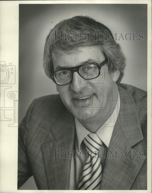 1977 Press Photo Larry Pearson, sales director, greater Milwaukee Convention - Historic Images
