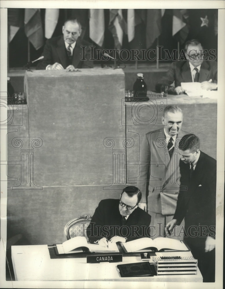 1951 Press Photo Lester Pearson signs the Japanese Peace Treaty, San Francisco - Historic Images