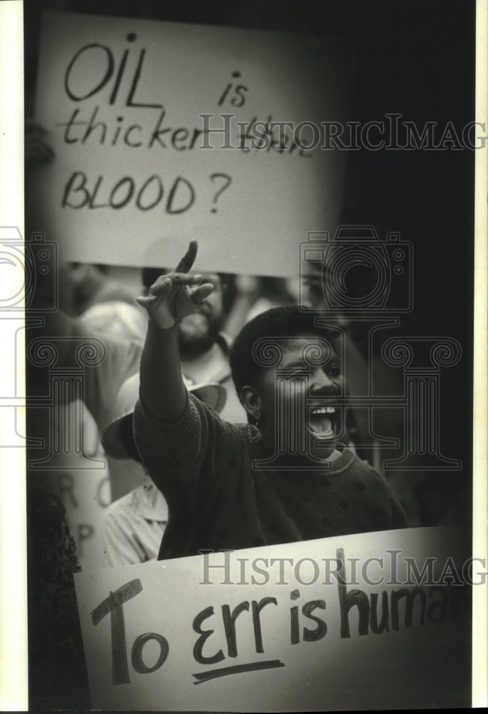 1990 Cardine Carter protests against war in Milwaukee Reuss Plaza-Historic Images