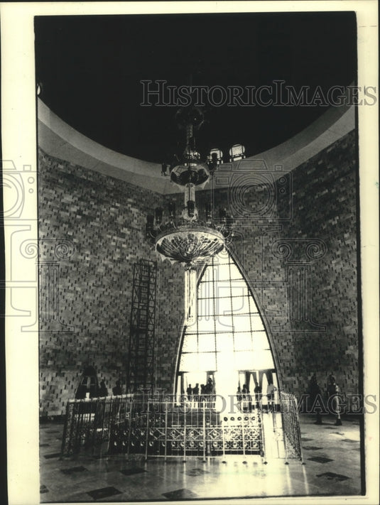 1987 Crystal chandelier hung over Jinnah's grave, Karachi, Pakistan - Historic Images