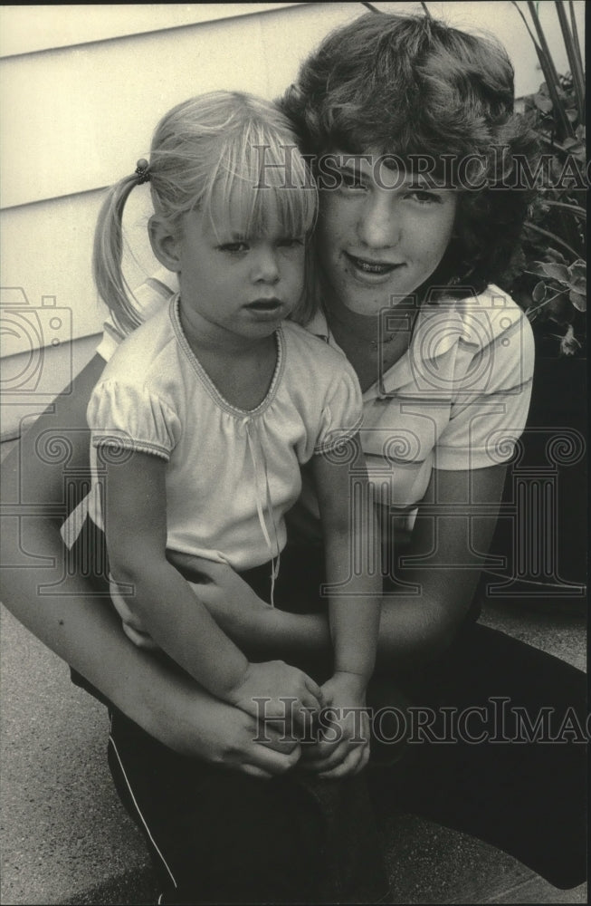 1984 Press Photo Life Saving, Michelle Jacks Sitting Next to Jenna Pawlak - Historic Images