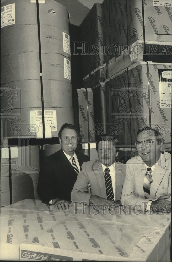1984 Press Photo Employees of the Leslie Paper Company, Wisconsin - mjb83275 - Historic Images
