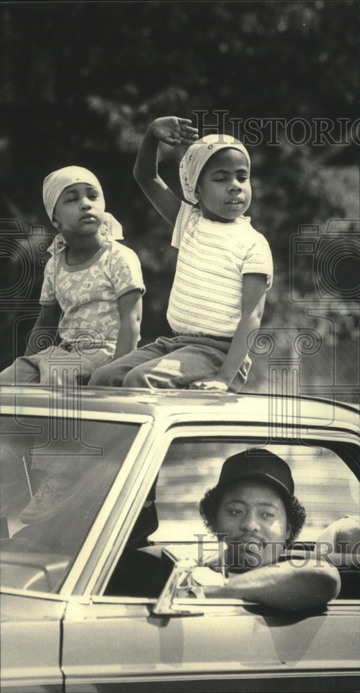 1983 Alaric Neely and daughters watched the Juneteenth Day Parade - Historic Images