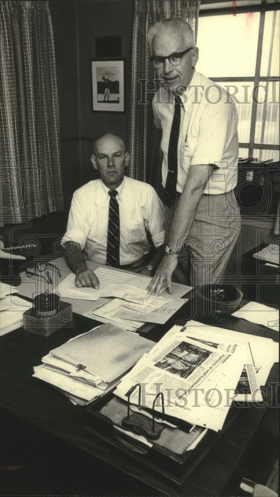 1980 Press Photo John Huth (seated) and Dick Krauthoefer posing in their office. - Historic Images